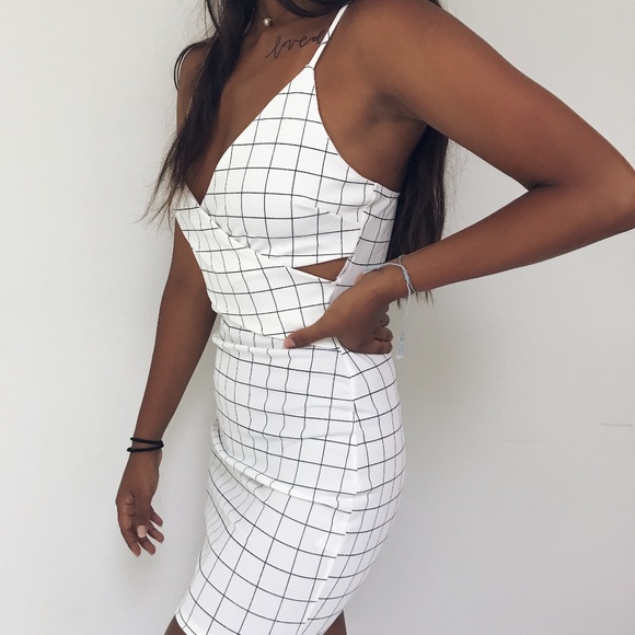 🆕 Aria - White Surplice Bodycon Mini Dress - Picture 2 of 4